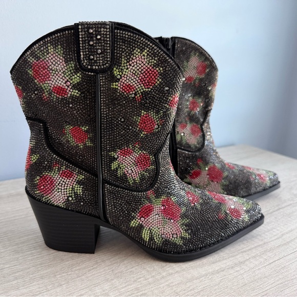 Wild Pair Women’s Black Lacey Floral Bling Booties Size 6 - Picture 2 of 11